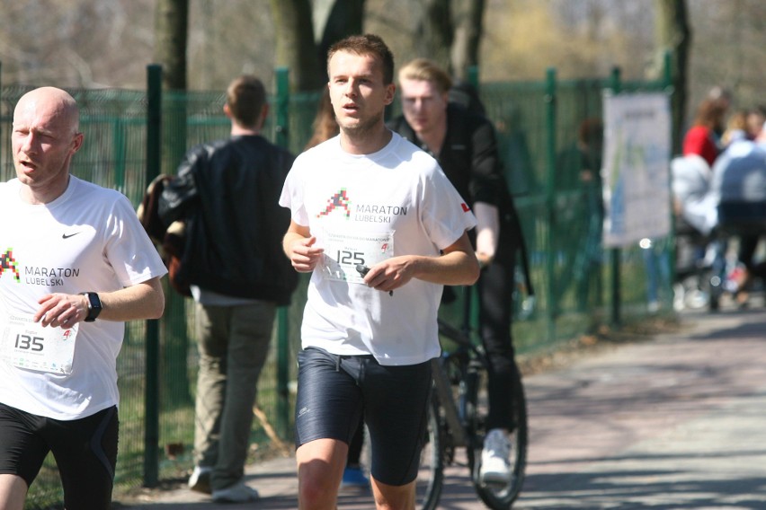 Biegli w niedzielę nad Zalewem Zemborzyckiem. To ostatni bieg z cyklu "Cztery Dychy do Maratonu" [DUŻO ZDJĘĆ]