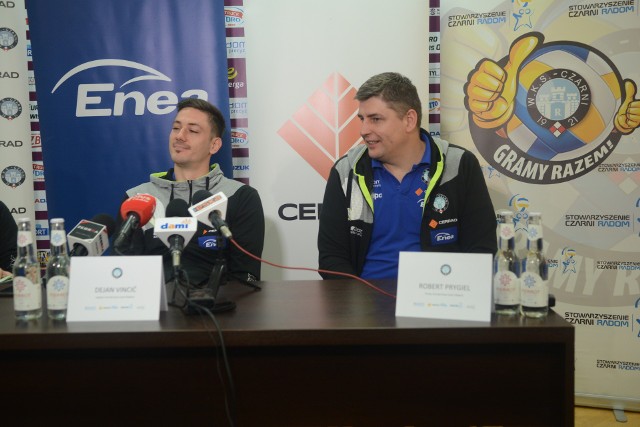Robert Prygiel, trener Cerrad Enea Czarnych oraz Dejan Vincić, kapitan radomskiego zespołu.