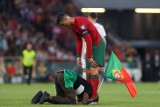 Cristiano Ronaldo nie zdobył bramki w meczu Portugalii z Bośnią i Hercegowiną. Kibic wbiegł na boisko, klęknął, przytulił i podniósł idola