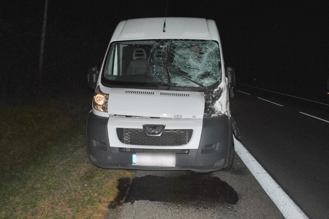 Policjanci ruszyli w pościg i w miejscowości Szczebra zatrzymali auto do kontroli. W trakcie kontroli drogowej podróżujący samochodem 43 - letni mieszkaniec powiatu kieleckiego oddał funkcjonariuszom poroże i przyznał się do jego odcięcia.