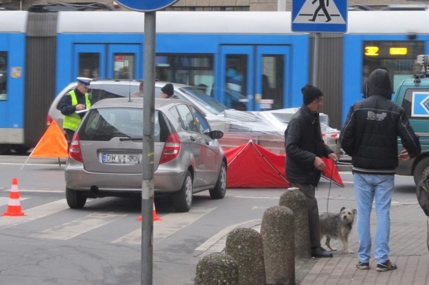 Śmiertelny wypadek na Piłsudskiego. Zginęła kobieta potrącona przez busa z przyczepą (ZDJĘCIA)