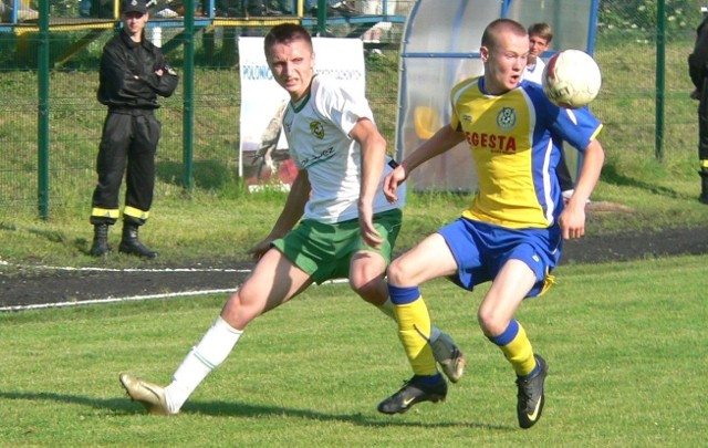 Dominik Sobczyk (z prawej), który ma na koncie występy w drugiej lidze, w barwach Nidy Pińczów, został nowym piłkarzem Wisły Nowy Korczyn.