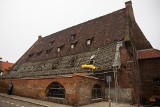 Remont Wielkiego Młyna w Gdańsku. Rozpoczęła się rozbiórka zabytkowego dachu. Powstaje tam nowa siedziba Muzeum Bursztynu