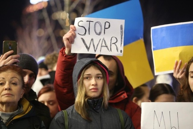 24 lutego - Putin rozpętuje wojnę na Ukrainie. Wydaje rozkaz przeprowadzenia specjalnej operacji wojskowej w Donbasie, której celem miała być "demilitaryzacja i denazyfikacja Ukrainy". Wojska rosyjskie rozpoczęły inwazję na pełną skalę, atakując terytorium Ukrainy od północy, wschodu i południa. Śląsk od tego momentu przez cały czas pokazuje, że jest razem z Ukrainą. Od razu po wybuchu wojny rozpoczęły się liczne protesty.