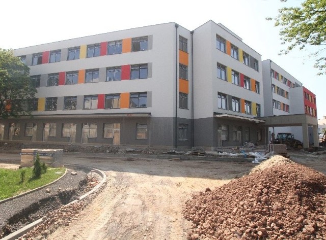 Z zewnątrz nowy budynek dla Szpitala Dziecięcego jest już gotowy, trwają prace wykończeniowe w środku.
