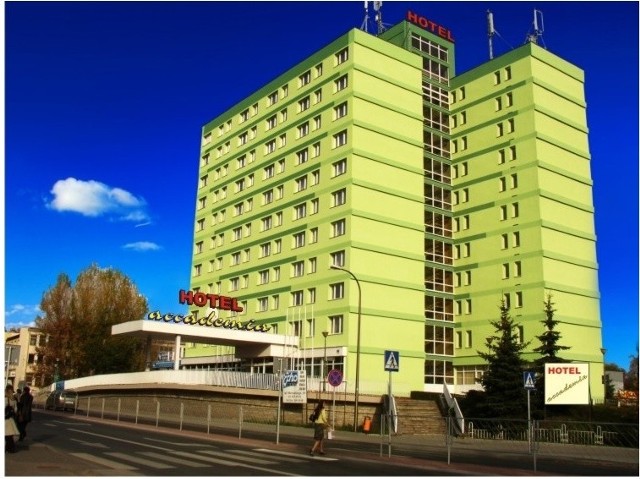 Ostrowiec, 3 Maja 13 A	41 265-42-22Najbardziej znany trzygwiazdkowy hotel w Ostrowcu jest ukierunkowany nie tylko na wymagających klientów indywidualnych ale również ku profilowi konferencyjno-biznesowemu. Obiekt mieści 136 pokoi w różnych standardach i jest w stanie zapewnić zakwaterowanie nawet 210 osobom w jednym czasie.