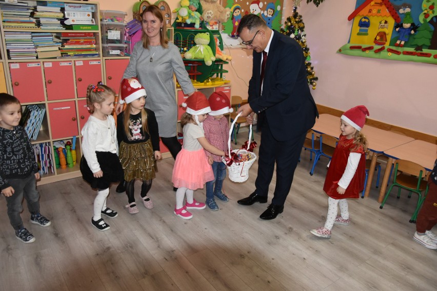 Niesamowite mikołajki w Iwaniskach. Były prezenty i radość najmłodszych. Przy urzędzie pojawiły się dekoracje świąteczne