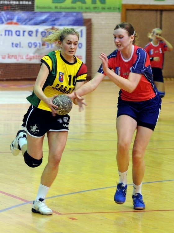 W akcji skrzydłowa Pogoni Handball, Urszula Stefanowicz (z piłką).