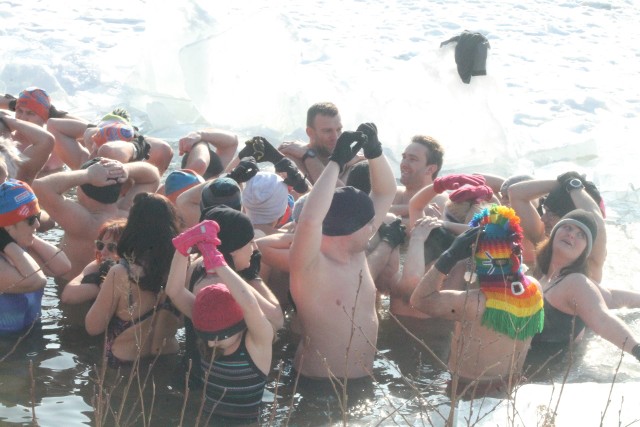 To już tradycja, że w każdą niedzielę Jurajskie Morsy zażywają mroźnej kąpieli. Od kilku tygodni spotkania są organizowane nad zalewem we Włodowicach. Również tym razem dopisała frekwencja. Zobaczcie zdjęcia.