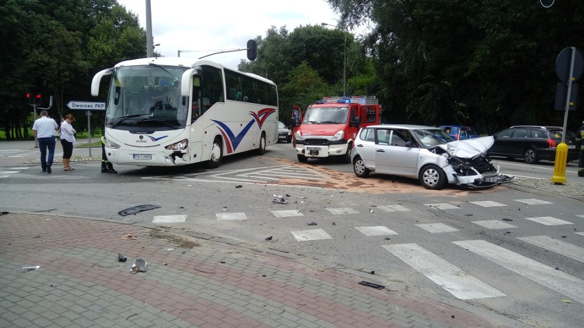 Autobus zderzył się z osobówką [ZDJĘCIA]