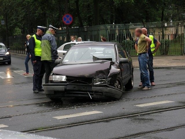Ul. Grunwaldzka: Zderzenie dwóch aut. Wstrzymano ruch tramwajów
