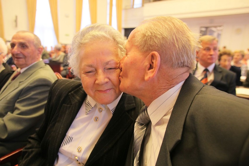 38 par z Łodzi otrzymało medale za długoletnie pożycie małżeńskie [ZDJĘCIA]