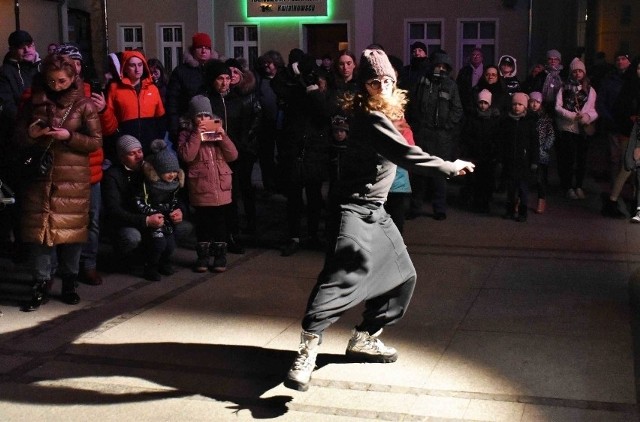 W niedzielę, 6 marca, pod Teatrem Miejskim w Inowrocławiu wystapiła między innymi Alisa Makarenko, ukraińska tancerka i choreograf