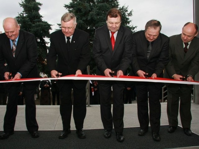 Wstęgę przecięli w południe wicewojewoda Jan Świrepo, burmistrz Tadeusz Dubicki, wicemarszałek Maciej Szykuła, przewodniczący rady miejskiej Jerzy Gądek i dyrektor Międzyrzeckiego Ośrodka Kultury Andrzej Sobczak