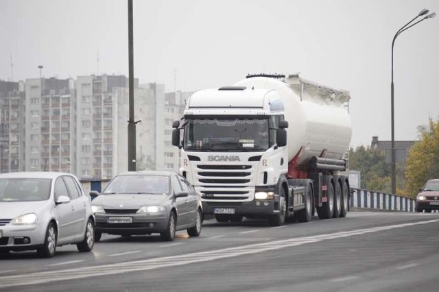 Znaki zakazujące wjazdu samochodów powyżej 5 ton miały pojawić się przed mostem już we wrześniu. Na razie ich nie ma, a po przeprawie nadal swobodnie jeżdżą ciężarówki i autobusy.