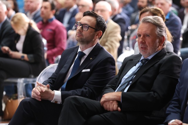 Daniel Obajtek - prezes Orlenu i kielczanin Michał Sołowow i właściciel Synthosu podczas konferencji prezentującej plany budowy małych elektrowni atomowych. Więcej na kolejnych zdjęciach