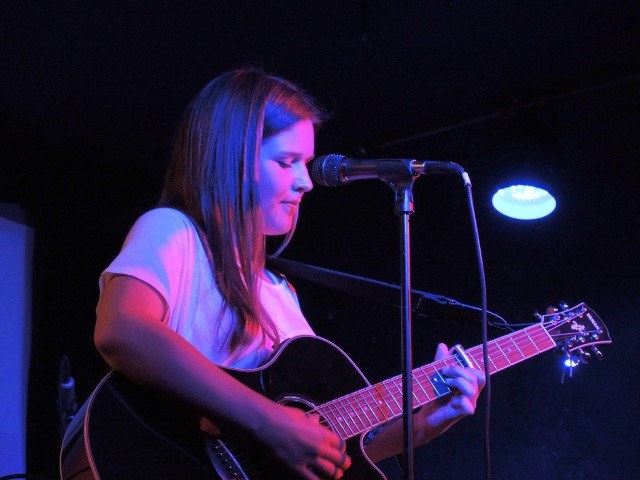Olga Matuszewska podczas koncertu w klubie Scena.