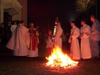 Liturgia światła inicjuje obchody Wigilii Paschalnej