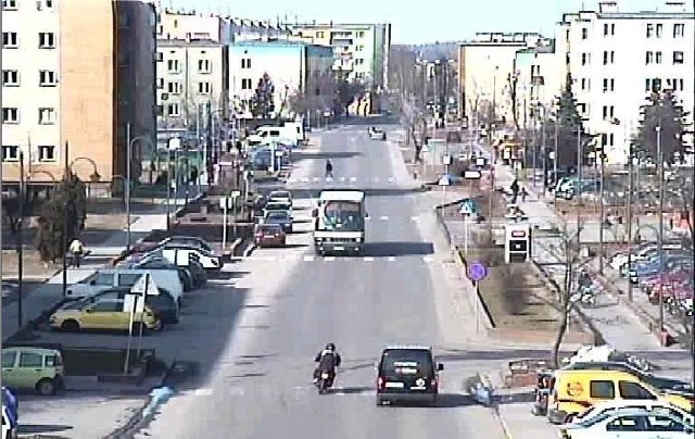 17-latek na ul. Sowińskiego wyprzedzał na przejściu dla pieszych samochód.
