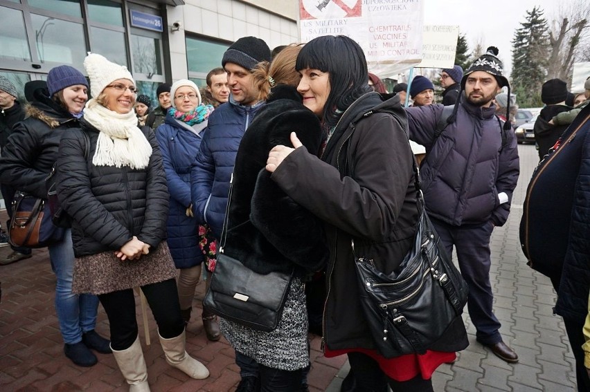 Przed sądem przy ul. Kamiennogórskiej pikietowały osoby...