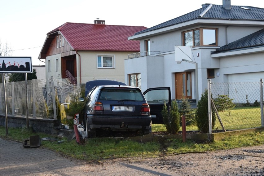 Wypadek w Połchowie. 49-latek volkswagenem wjechał w skrzynkę z gazem. Został odwieziony do szpitala [ZDJĘCIA, WIDEO]