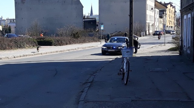 Na miejsce przyjechali policjanci nieoznakowanym radiowozem.