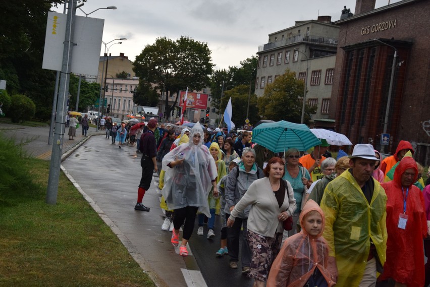 Pielgrzymi w drodze do Częstochowy mają do pokonania około...