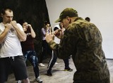 Żołnierze za darmo uczyli mieszkańców technik samoobrony. To kolejny taki trening w Muzeum Wojska w Białymstoku 