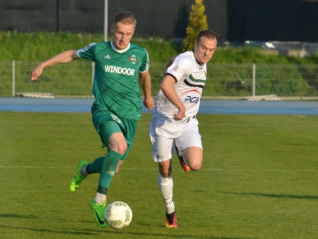 Mateusz Stąporski (z piłką) strzelił drugiego gola dla Radomiaka.