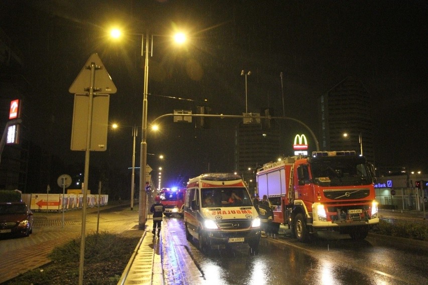 Wrocław: Desperat na dźwigu przy placu Grunwaldzkim. Akcja służb (ZDJĘCIA)