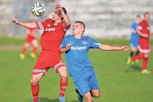 Dawid Florian (z lewej) jest liderem rankingu Nowin. Rzemieślnik Pilzno dzięki jego dobrej formie zdobył sporo punktów i prowadzi na półmetku rozgrywek. Tuż za pilźnianami jest Polonia Przemyśl.