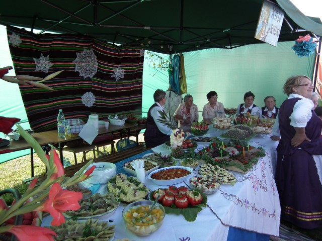 Stoisko z potrawami Koła Gospodyń Wiejskich z Rudek zostało najwyżej ocenione przez komisję konkursową.