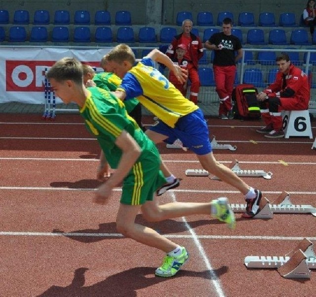 Na pierwszym planie Kacper Stec ze Szkoły Podstawowej nr 1 w Sandomierzu - najlepszy zawodnik imprezy, zwycięzca biegu na 60 metrów i skoku w dal w grupie chłopców z rocznika 2000.