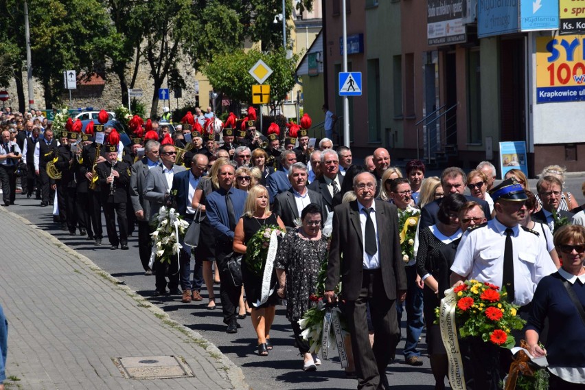 Pogrzeb Piotra Sollocha, byłego burmistrza Krapkowic. Żegnały go tłumy mieszkańców 