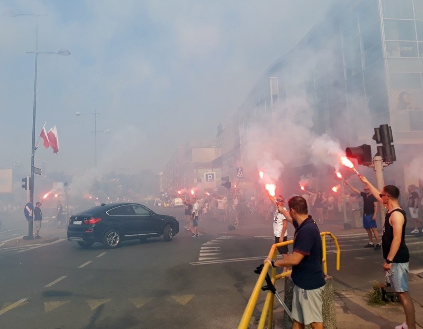 74 rocznica Powstania Warszawskiego. W Stargardzie odpalono race [ZDJĘCIA, WIDEO]