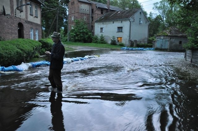 Tak w sobotę wieczorem wyglądały Karłowice. Jutro woda powinna przestać płynąć główną drogą.