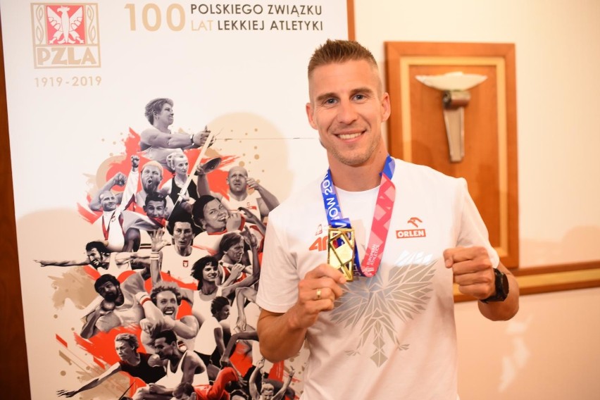 Marcin Lewandowski w swoim dorobku ma m.in. trzy medale...