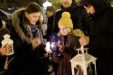 Betlejemskie Światło Pokoju zapłonęło na placu Jana Pawła II w Białymstoku. Mieszkańcy płomienie wiecznego ognia zabrali do domów
