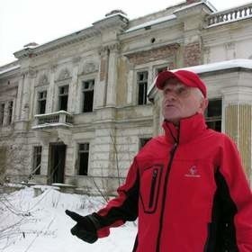 Marian Stachuła, przewodnik turystyczny: - Pałacyk był kiedyś doskonale wkomponowany w otoczenie.(fot. Jarosław Staśkiewicz)