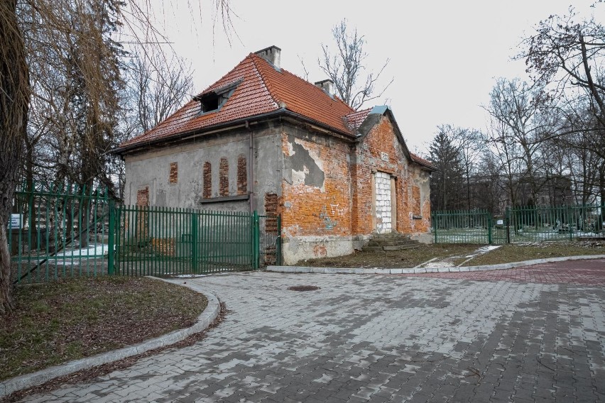 Kraków. Cmentarna kaplica przy ul. Czerwone Maki popada w ruinę. Zarząd Cmentarzy Komunalnych planuje remont, ale dopiero za kilka lat