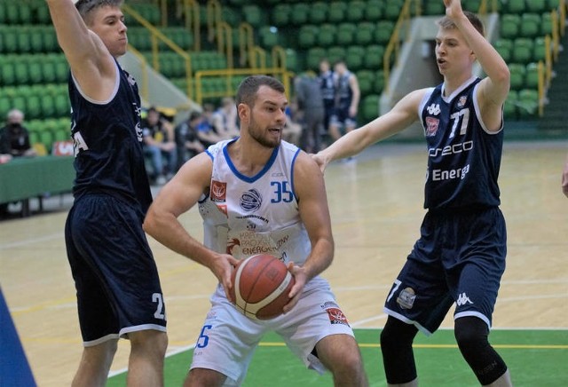 Tomasz Kretkowski (z piłką) w drugiej rundzie II-ligowej rywalizacji koszykarzy  należy do podstawowych graczy inowrocławskiej  Noteci. I zdobywa sporo punktów