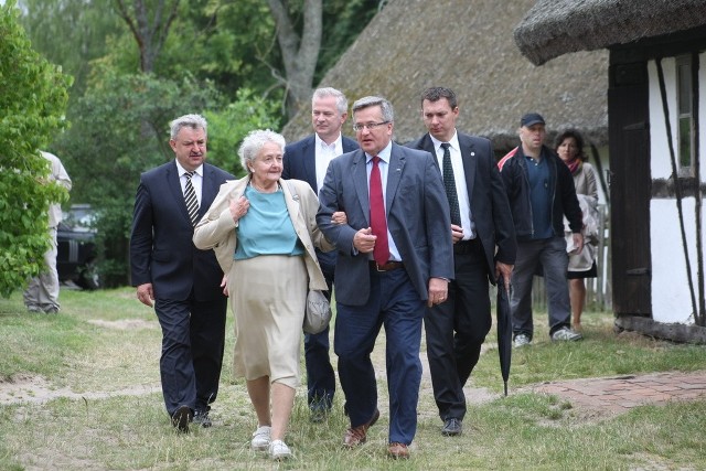 Prezydent  Komorowski odwiedził z mamą skansen w Klukach.