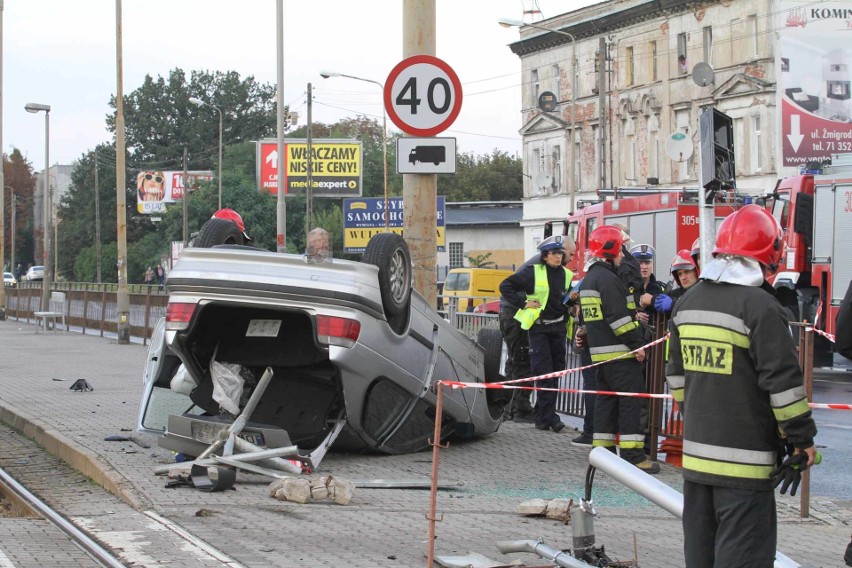 Wypadek, dachowanie BMW na przystanku przy ul. Żmigrodzkiej