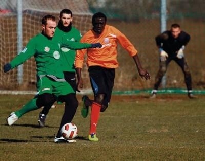 W sobotnim sparingu zespół Okocimskiego ( w zielonych koszulkach) zremisował z Kolejarzem Stróże Fot. Grzegorz Golec