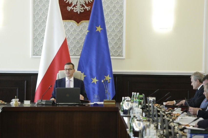 Premier Mateusz Morawiecki, wicepremier Jarosław Gowin, szef...