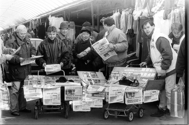 Początki handlu bazarowego pod Łodzią sięgają lat 90. ubiegłego wieku.  Powstawały wtedy targowiska w Rzgowie, Tuszynie i Głuchowie. Wyroby sprzedawało blisko 7500 tysiąca firm. W 1995 roku bazary  odwiedzało dziennie kilkadziesiąt tysięcy osób, autokary klientów przyjeżdżały nie tylko z Polski, ale i zza wschodniej granicy. W tym czasie zawarto oficjalnie około 100 tys. transakcji.  Handlowano odzieżą, tkaninami, dodatkami. Tak to kiedyś wyglądało...