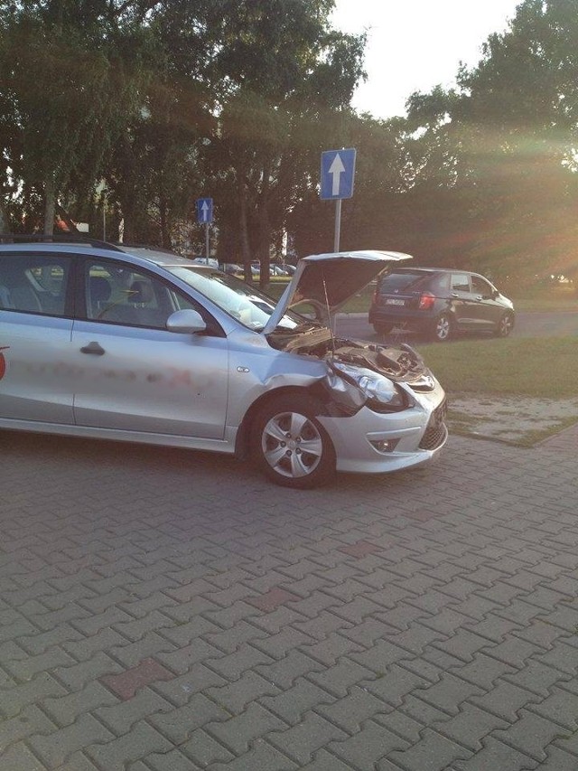 Na ul. Ku Słońcu, na wysokości ul. Hrubieszowskiej zderzyły się dwa samochody. - Są poszkodowani - alarmował nasz Internauta. Do zdarzenia doszło około godz. 19.45.Do stłuczki doszło na parkingu przed Centrum Handlowym Ster.- W wyniku zderzenia źle poczuło się dziecko w jednym z aut - powiedziała "Głosowi zastępca Dyżurnego Komendy Miejskiej Policji w Szczecinie. Nikt jednak nie doznał poważniejszych obrażeń.Zobacz także: Stłuczka radiowozu z audi na pl. Żołnierza w Szczecinie [zdjęcia]