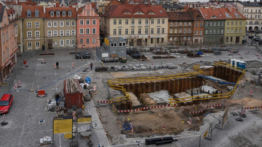 Na placu Kolegiackim trwają prace przygotowawcze pod montaż...