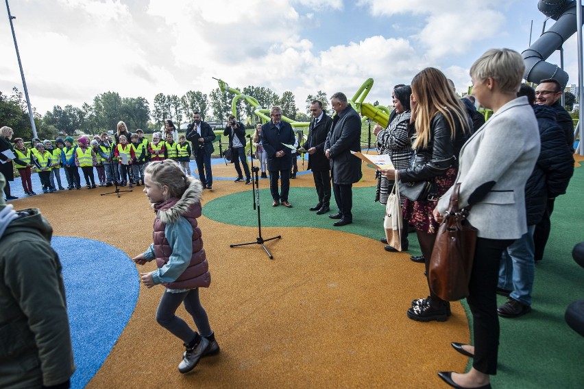 W czwartek na oficjalnie otwarty plac wbiegły przedszkolaki...