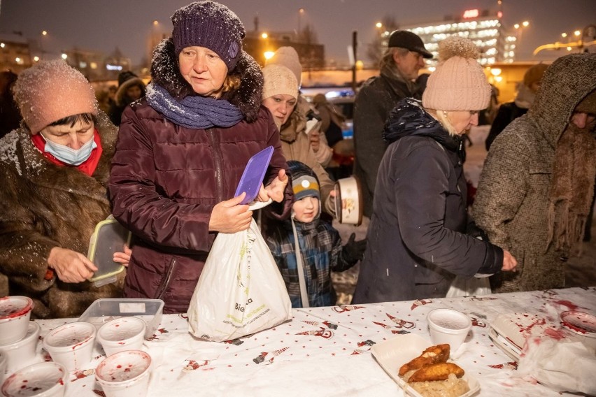 W ubiegłym roku po świąteczne potrawy w Krakowie ustawiały...